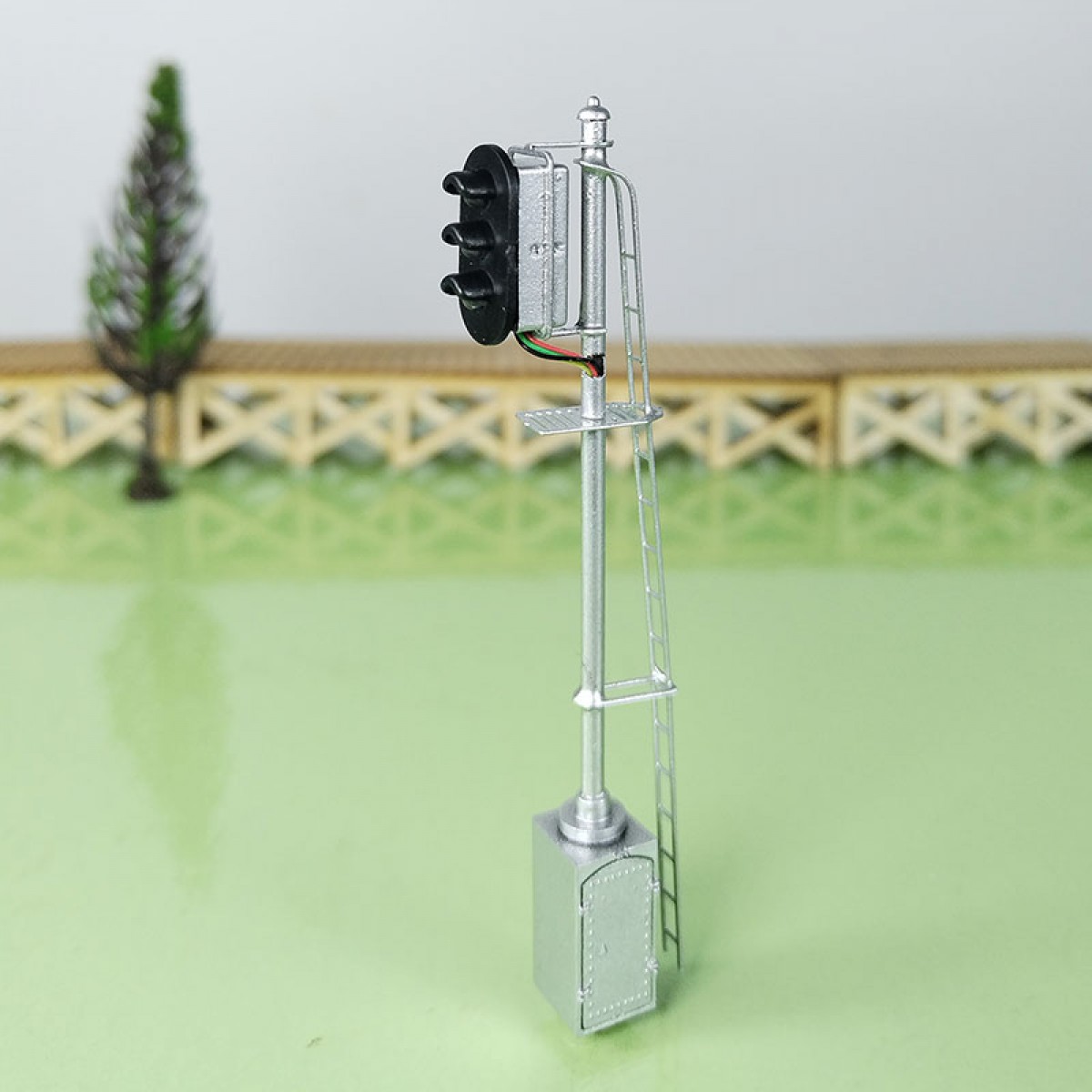1 x HO scale model railroad tri-color block signal position with cabinet #K03C6